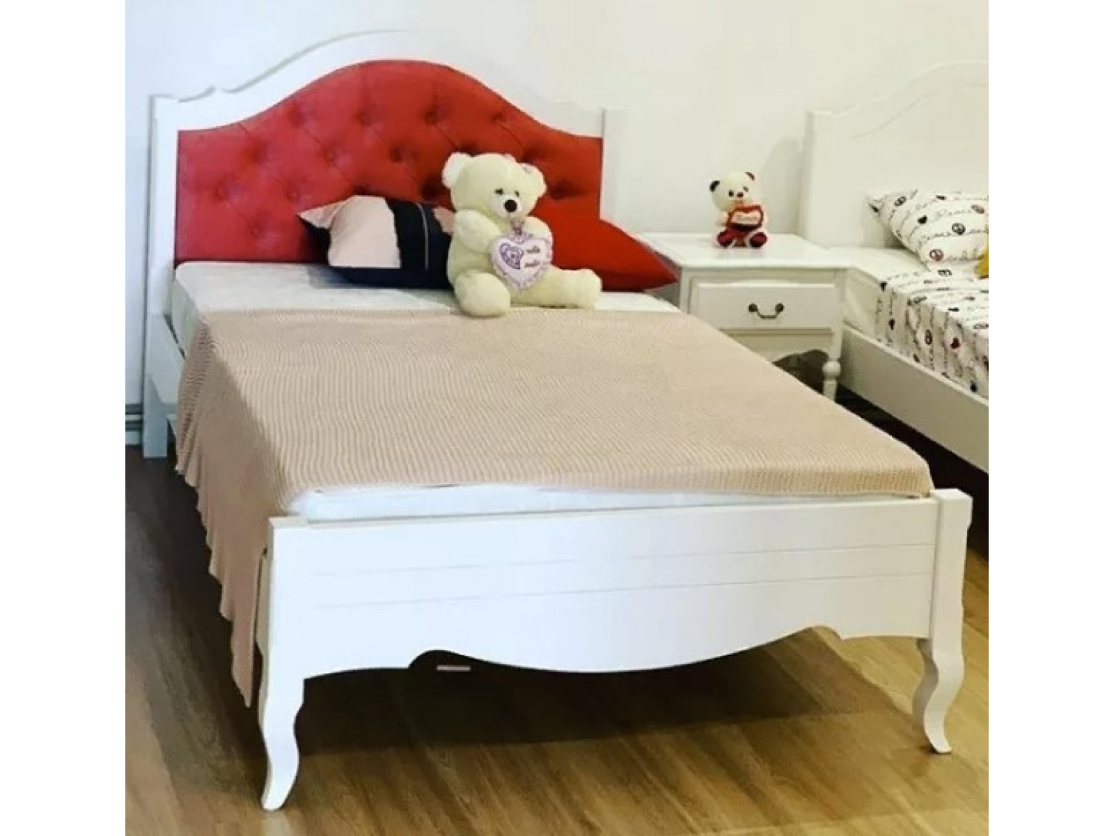 Кровать с каретной стяжкой, преимущества и недостатки мебели